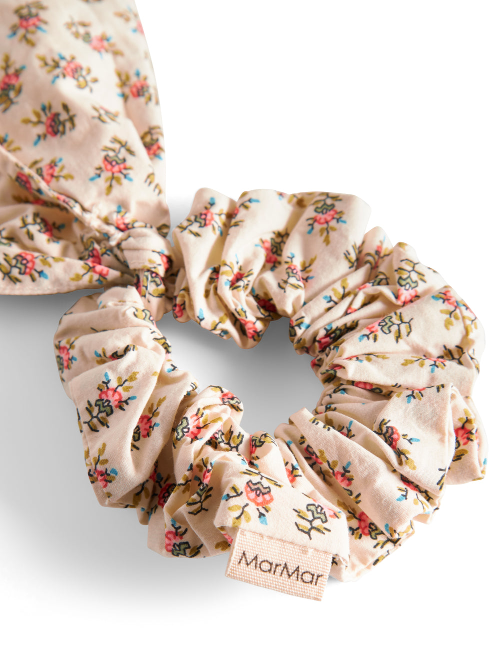 Detaljebillede af hårelastik med Marmar label