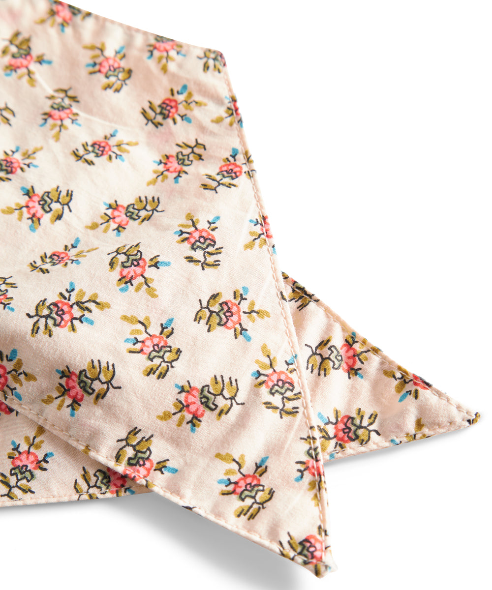 Nærbillede af bindebånd med blomsterprint