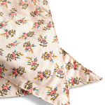 Nærbillede af bindebånd med blomsterprint