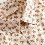 Detaljebillede af blomstret skjorte med knapper og blomsterprint