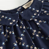 Mørkeblå blomstermønstret bluse til baby med lange ærmer og krave