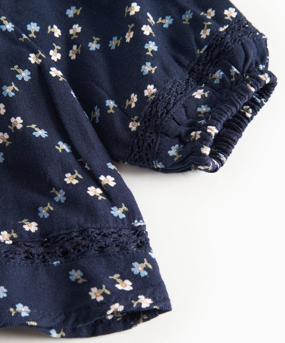 Mørkeblå blomstermønstret bluse til baby med lange ærmer og broderier