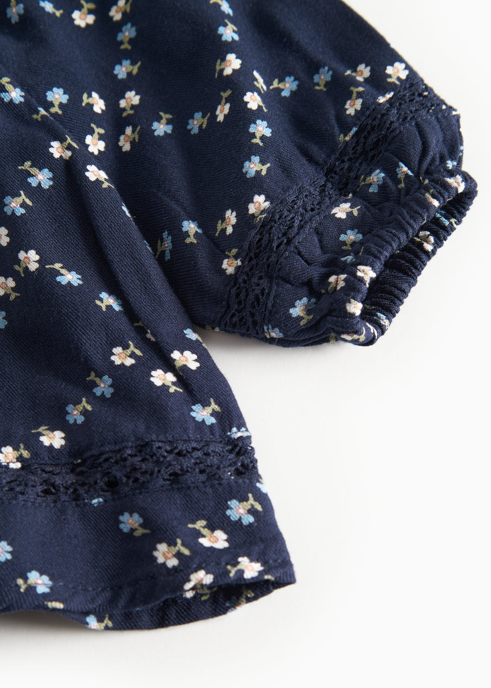 Mørkeblå blomstermønstret bluse til baby med lange ærmer og broderier