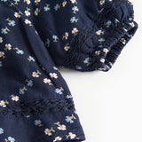 Mørkeblå blomstermønstret bluse til baby med lange ærmer og broderier