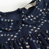 Mørkeblå blomstermønstret kjole til børn med lange ærmer og krave