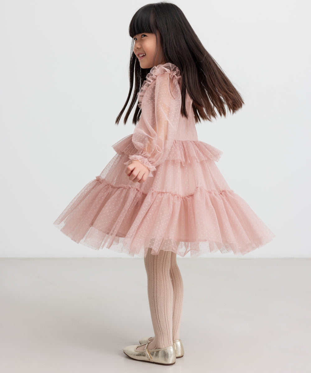 Børn iført rosa tylkjole med volanger på ærmerne