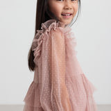 Børn iført rosa tylkjole med volanger på ærmerne