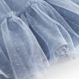 Detaljebillede af blå tylnederdel med prikmønster og elastik i taljen
