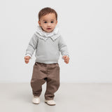 Børn iført khaki bukser og grå strikbluse