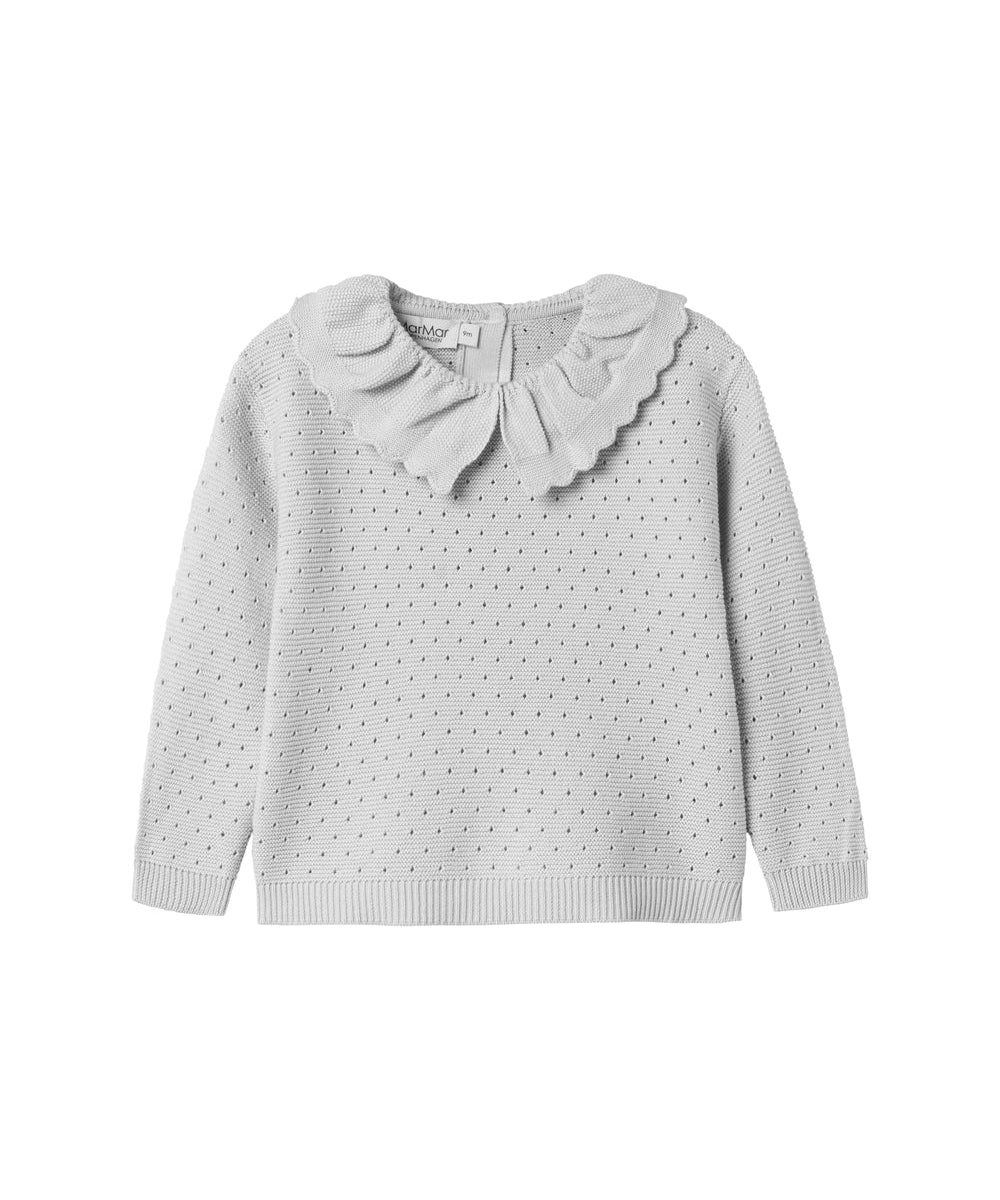 Grå strikbluse til børn med flæsekrave og hulmønster set forfra