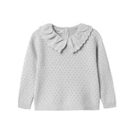Grå strikbluse til børn med flæsekrave og hulmønster set forfra