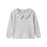 Grå strikbluse til børn med flæsekrave og hulmønster set forfra
