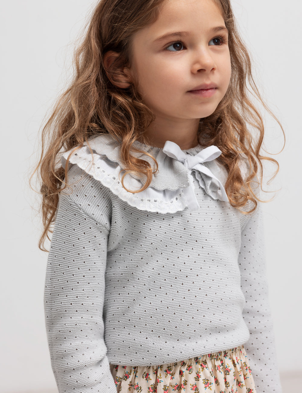 Børn i nederdel med blomstermønster og flæsekant