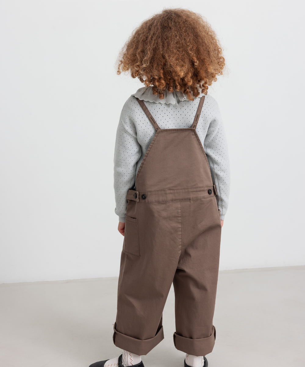 Børn iført kaki selebukser og strikbluse