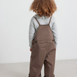 Børn iført kaki selebukser og strikbluse