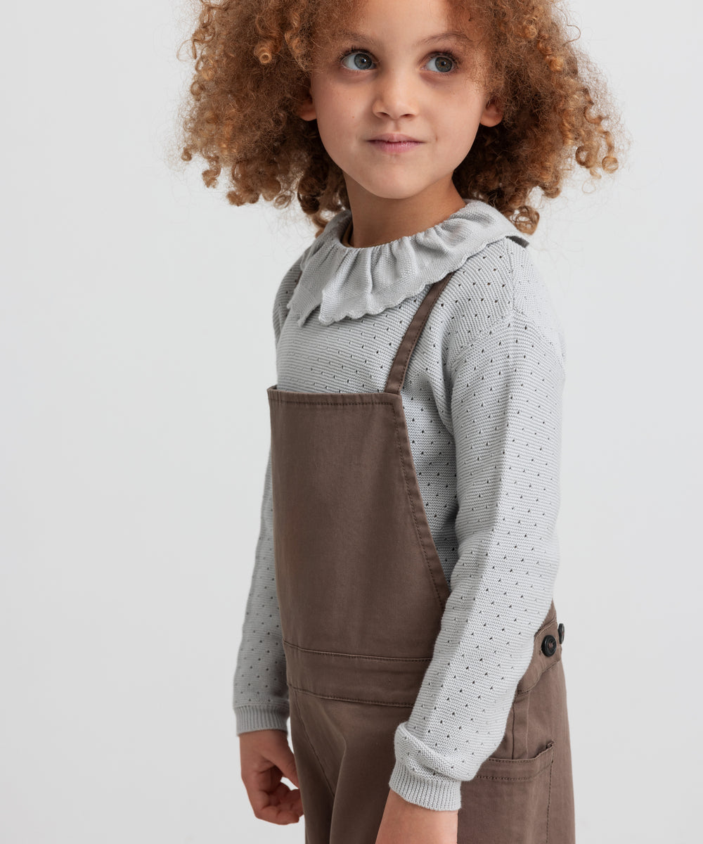 Børn iført kaki selebukser og strikbluse