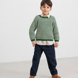 Børn iført mørkeblå bukser og grøn striktrøje