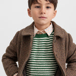 Dreng iført grøn stribet striktrøje med brun jakke