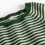 Detaljebillede af krave på grøn og hvid stribet striktrøje