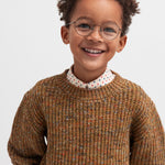 Glad dreng iført brunmeleret striktrøje