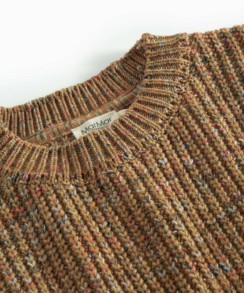 Detalje af rund hals på brunmeleret striktrøje til børn