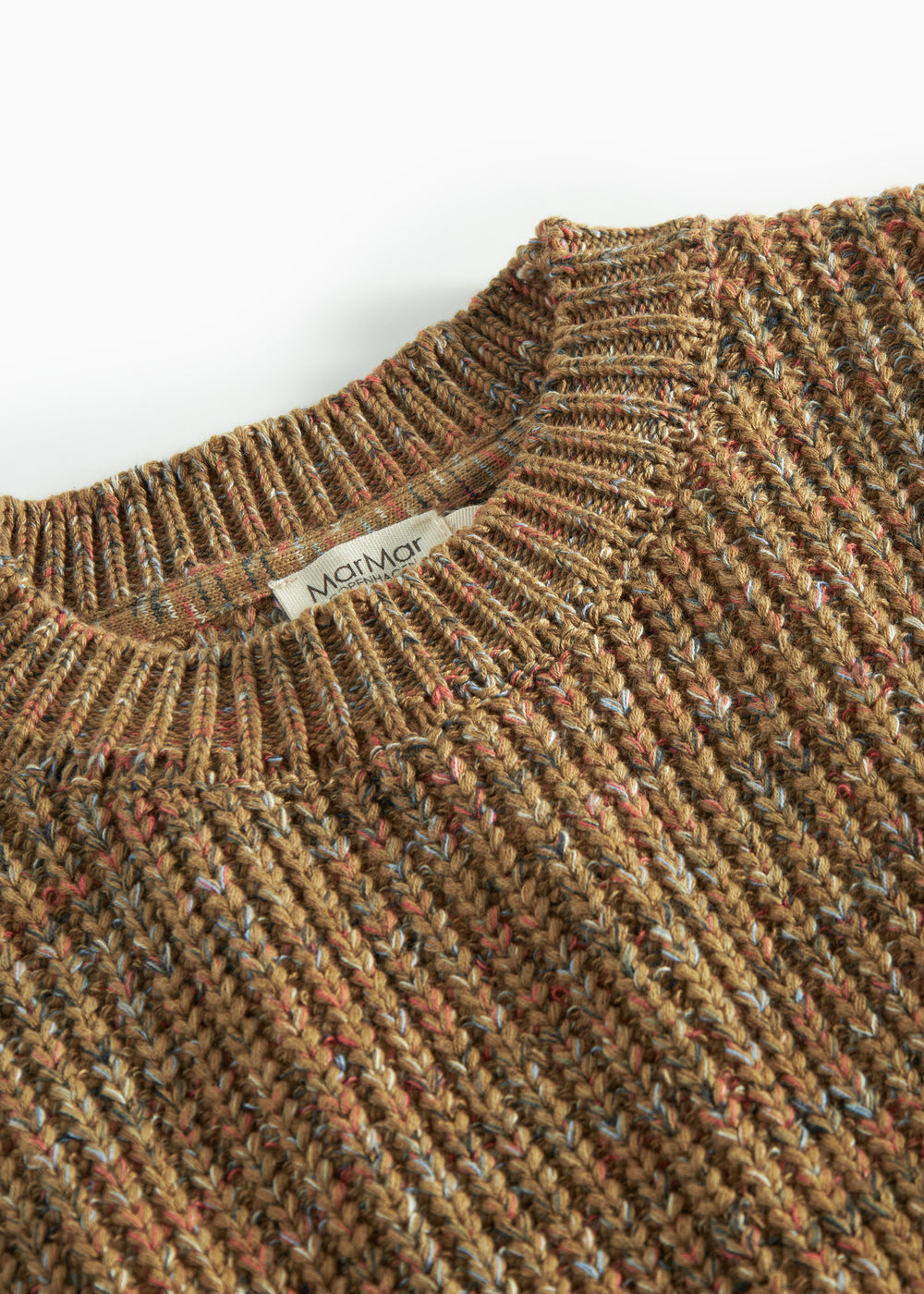 Detalje af rund hals på brunmeleret striktrøje til børn