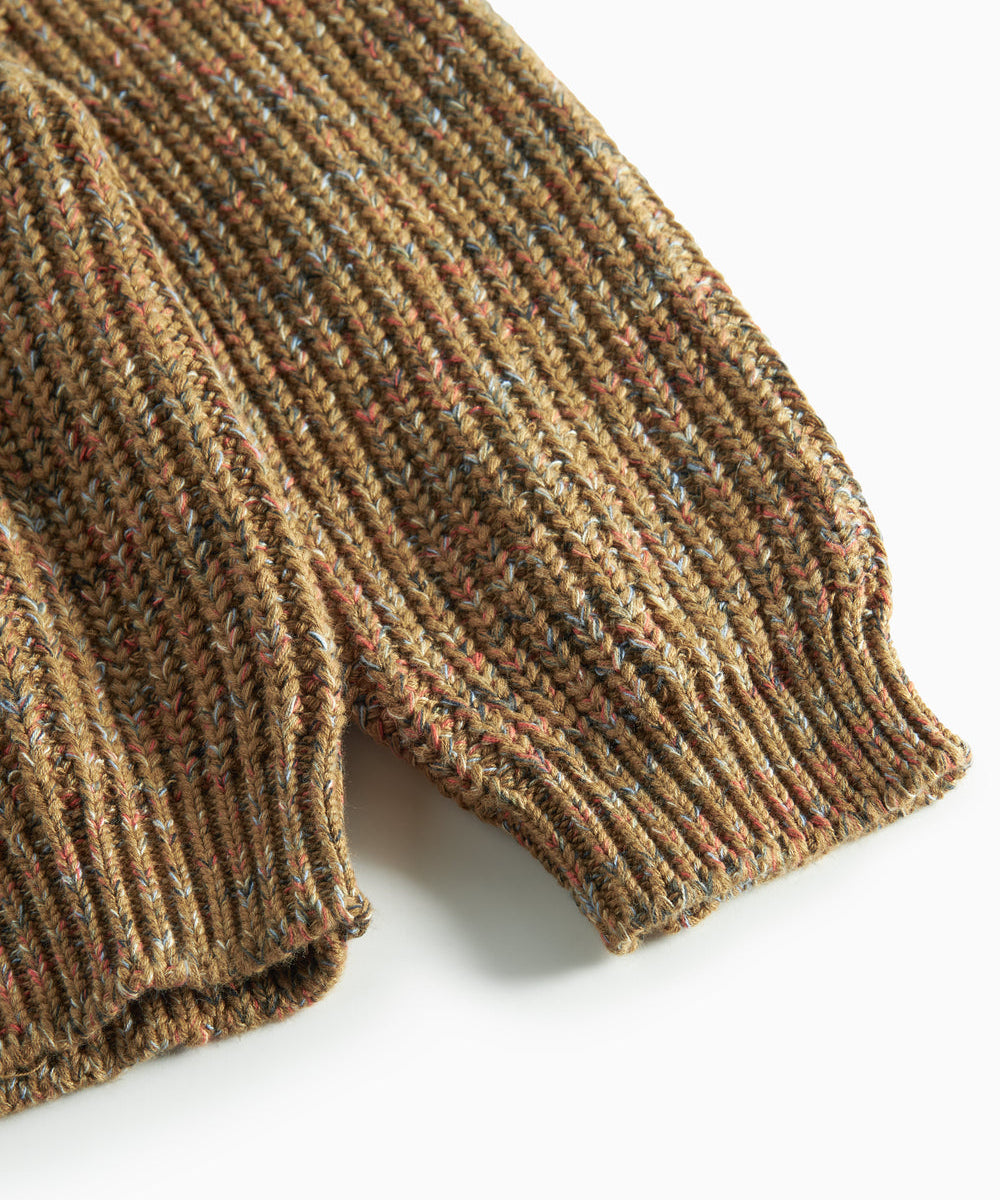 Detalje af ribstrikket ærmekant på brunmeleret striktrøje til kvinder