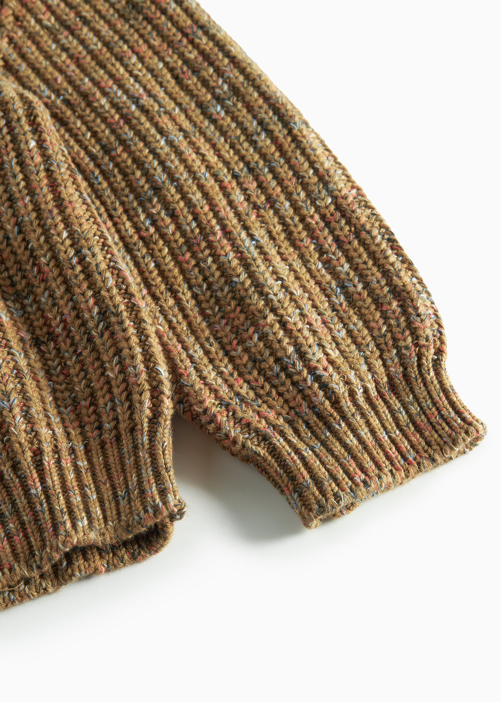 Detalje af ribstrikket ærmekant på brunmeleret striktrøje til kvinder