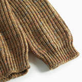 Detalje af ribstrikket ærmekant på brunmeleret striktrøje til børn