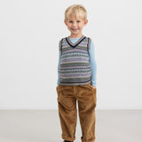 Dreng i brune fløjlsbukser og mønstret strikvest