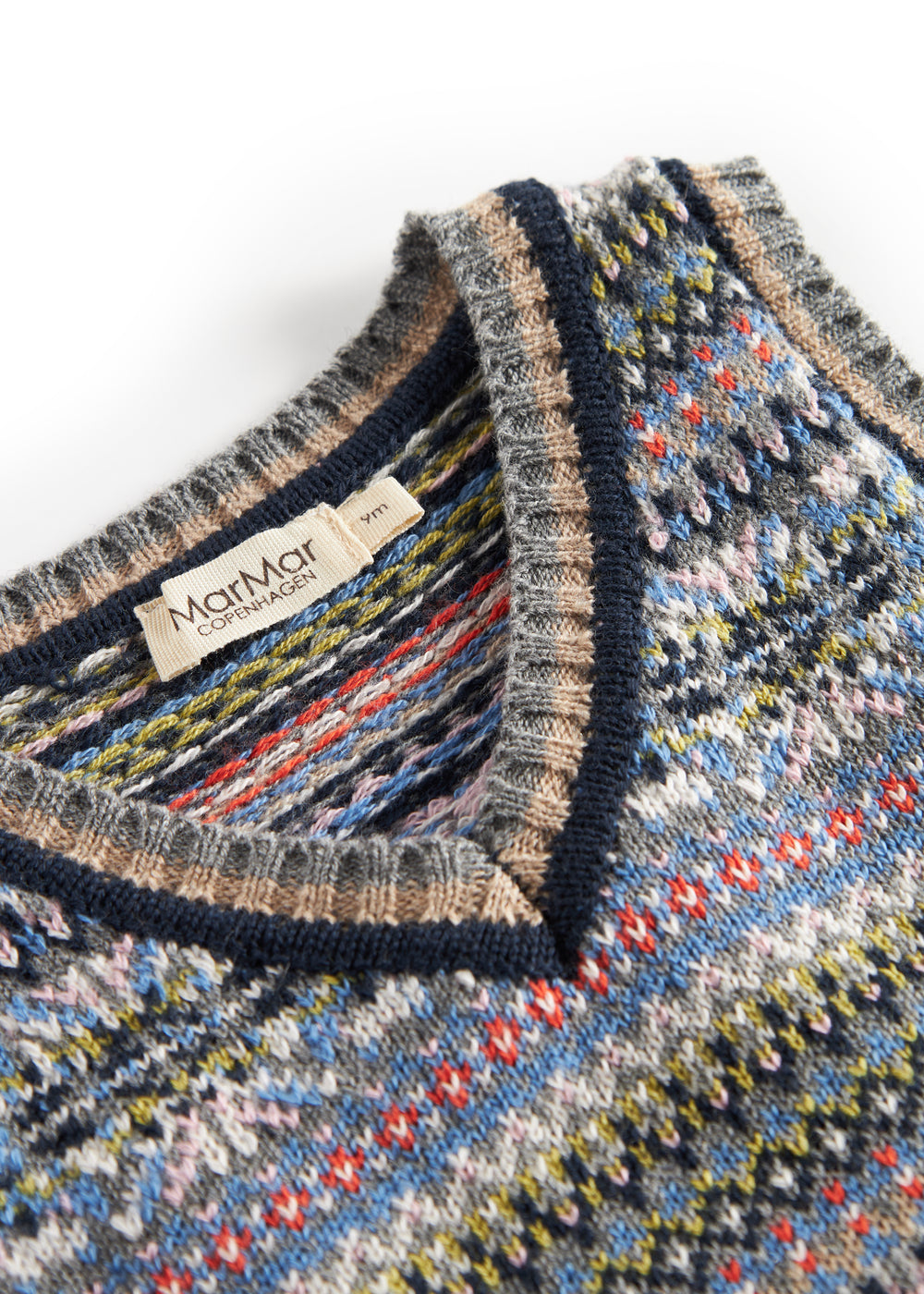 Strikket babyvest med farverigt mønster og V-hals