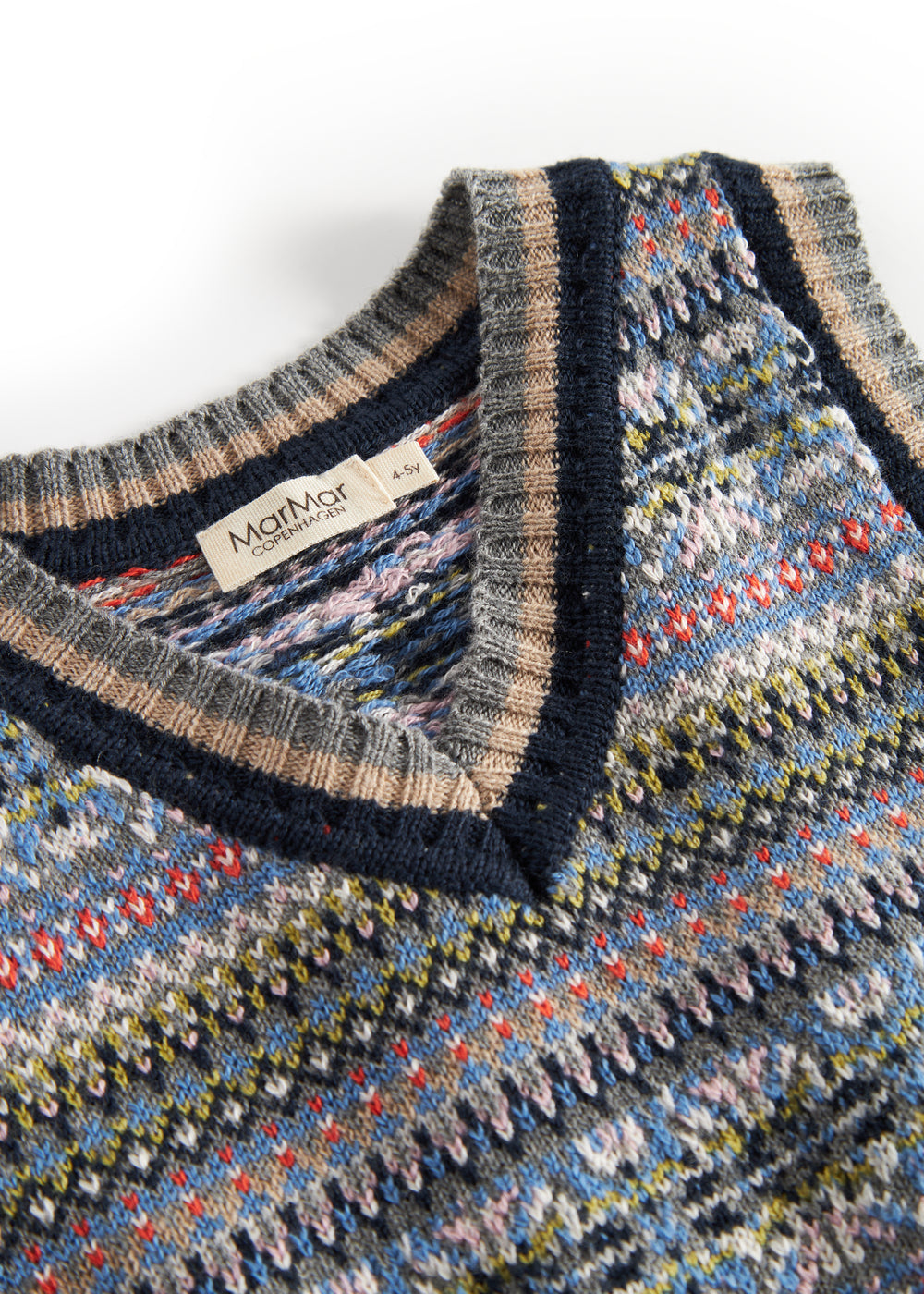 Strikket børnevest med farverigt mønster og V-hals