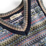 Strikket børnevest med farverigt mønster og V-hals