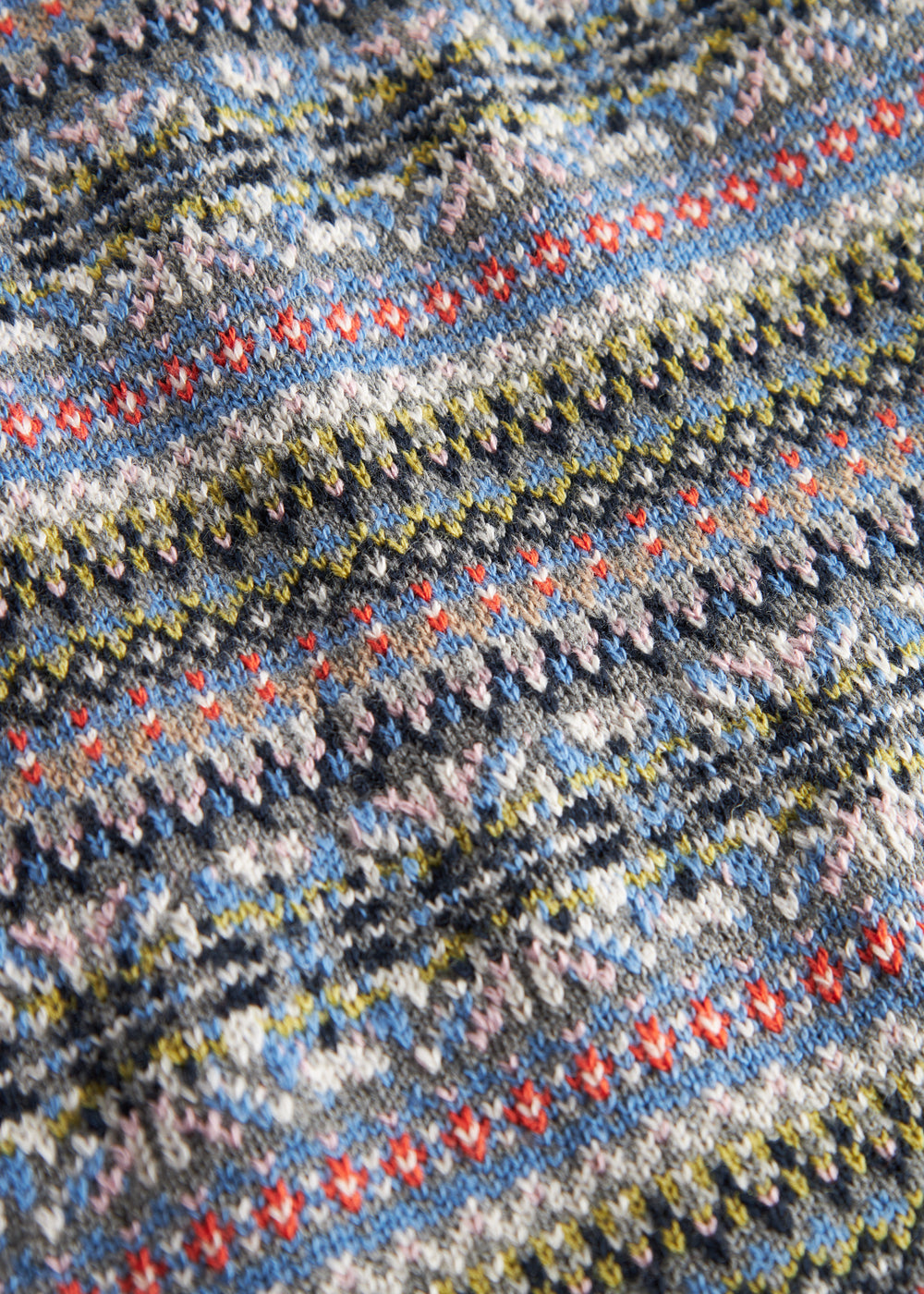 Strikket børnevest med farverigt mønster og V-hals