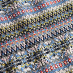 Strikket børnevest med farverigt mønster og V-hals