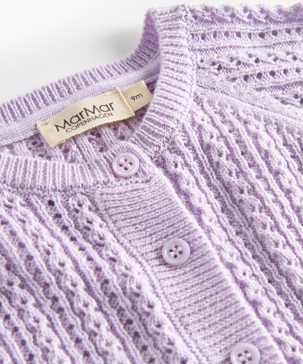 Lilla strikcardigan til børn med knapper og hulmønster