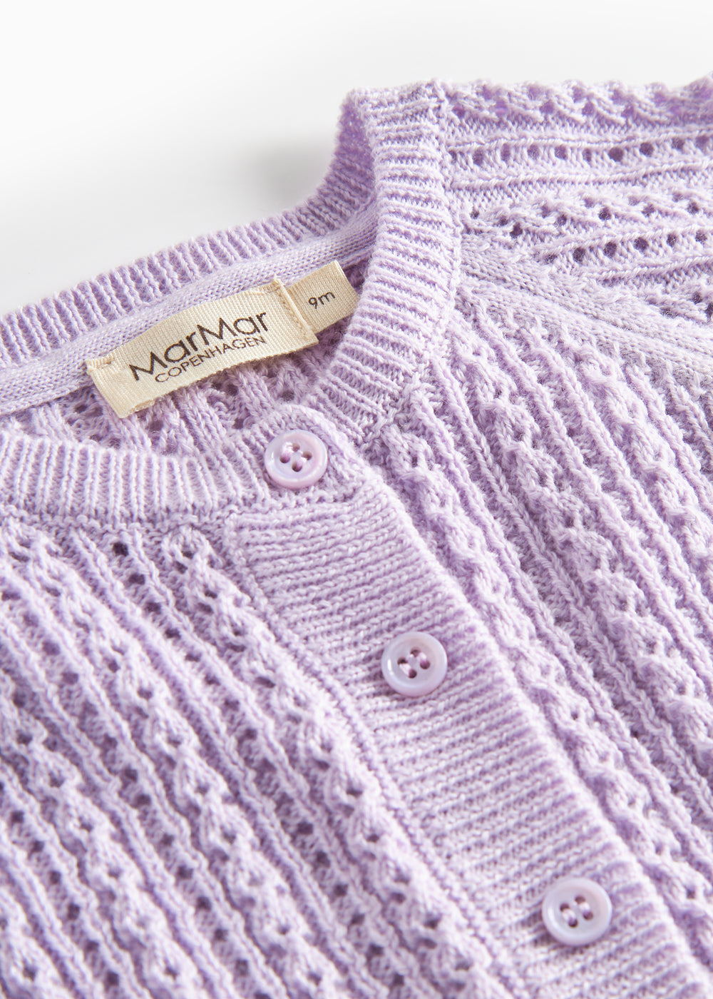 Lilla strikcardigan til børn med knapper og hulmønster