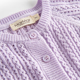 Lilla strikcardigan til børn med knapper og hulmønster