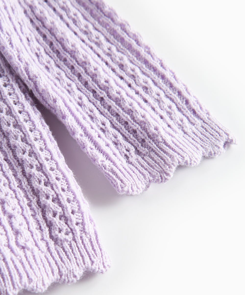 Lilla strikcardigan til børn med knapper og hulmønster