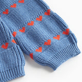 Blå striktrøje til børn med røde hjerter og lange ærmer