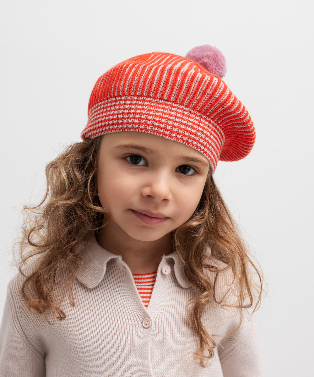 Børn iført beige cardigan med krave, stylet med rød strikhue