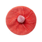 Rød og hvid strikket beret med lyserød kvast