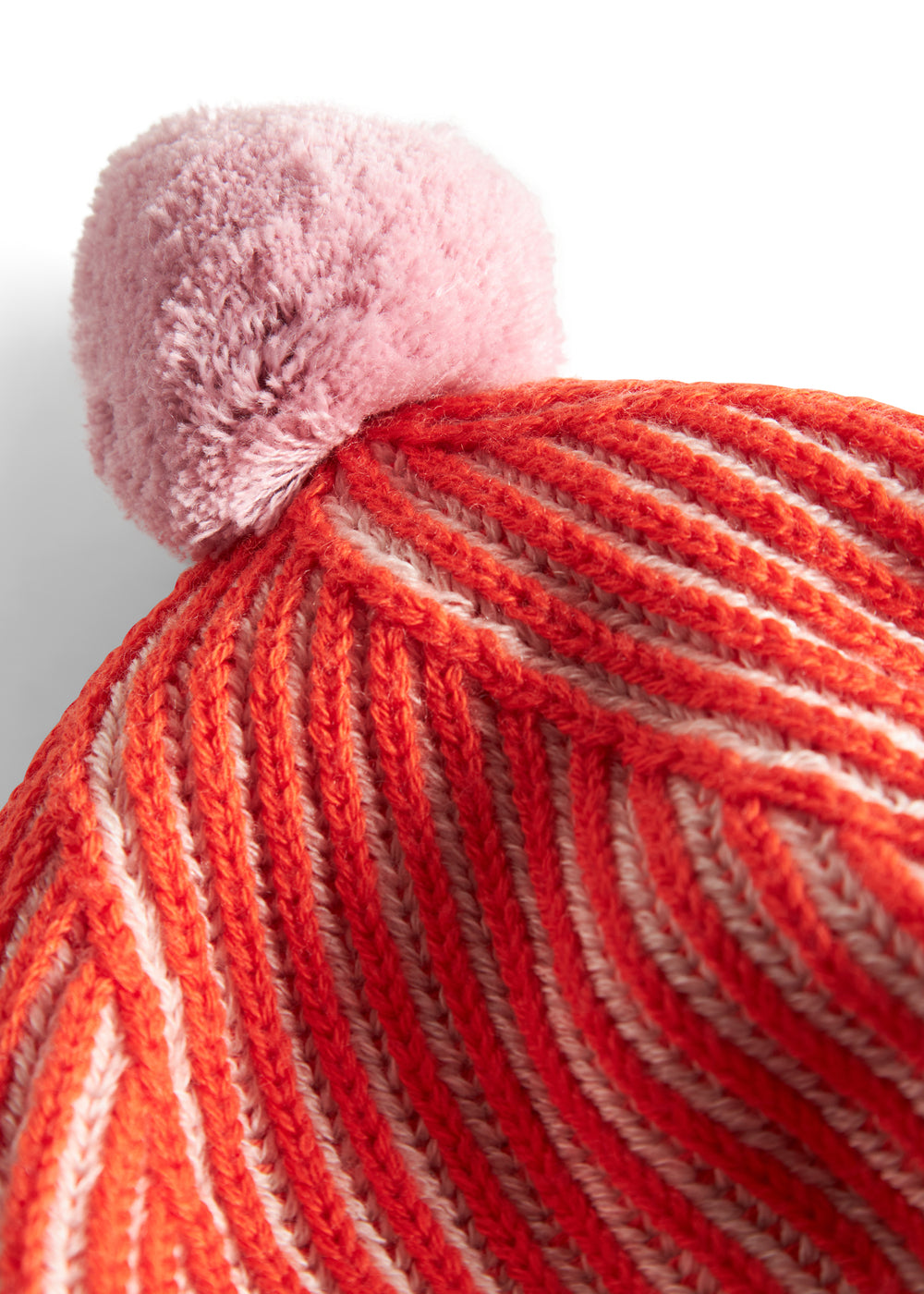 Rød og hvid strikket beret med lyserød kvast