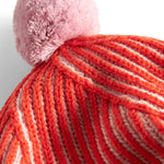 Rød og hvid strikket beret med lyserød kvast