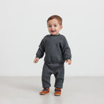 Baby iført mørkegrå strikket sweater og bukser