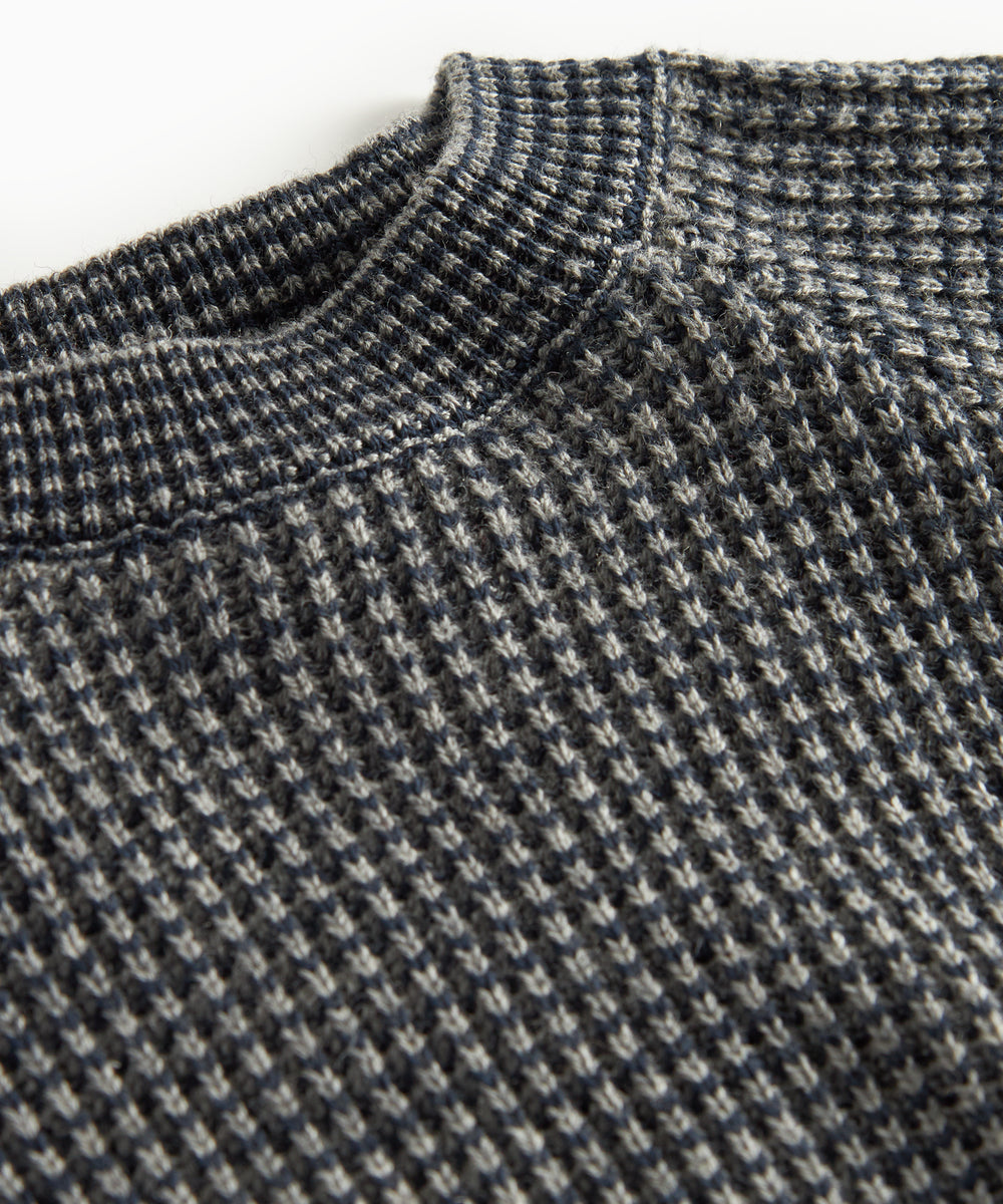 Mørkegrå strikket babypullover med rund hals