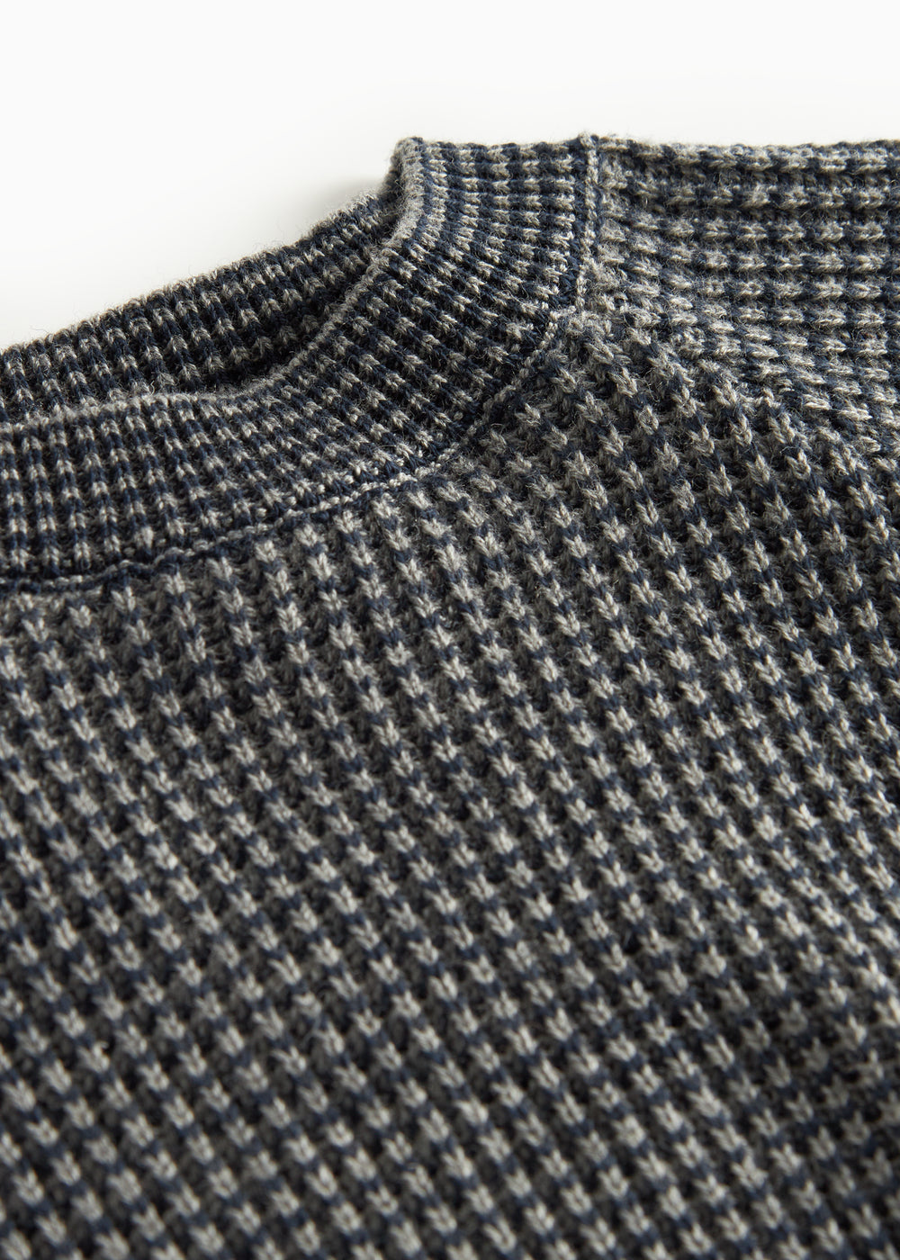 Mørkegrå strikket babypullover med rund hals