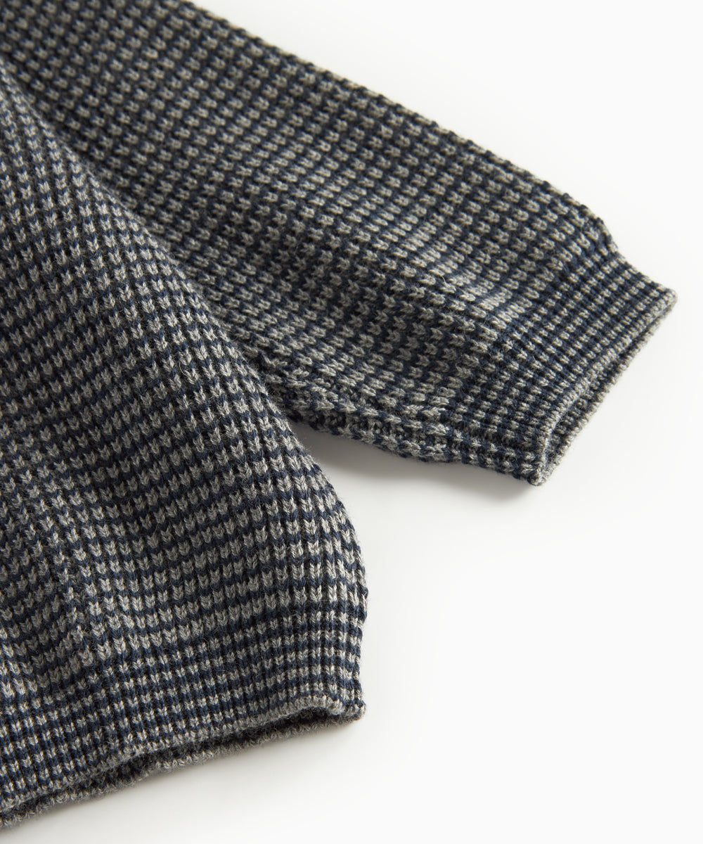 Mørkegrå strikket babypullover med rund hals