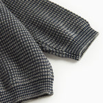 Mørkegrå strikket babypullover med rund hals