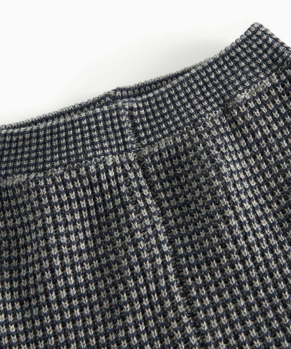 Mørkegrå strikkede babybukser med elastisk talje og ribkanter